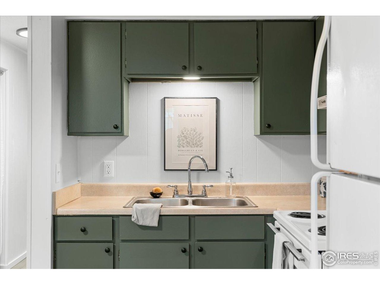 1200 Pomona Street, Unit Q & R Fort Collins, CO 80521 - Photo 14 of 32 a bathroom with a sink and a mirror