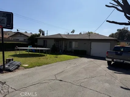 a view of a house with backyard and sitting area