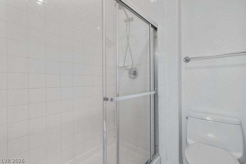 10336 Hawk Ravine Street Las Vegas, NV 89178 - Photo 44 of 59 Jack-n-Jill Shower