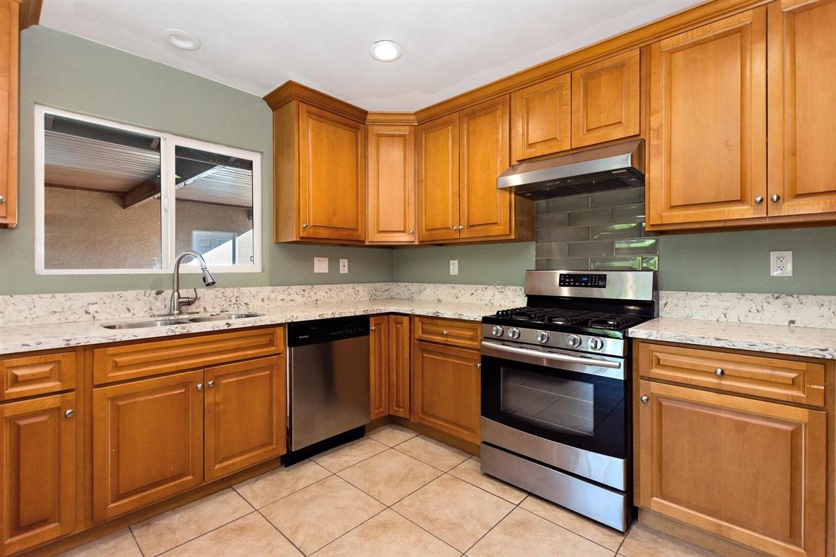 1125 East Racquet Club Road Palm Springs, CA 92262 - Photo 11 of 29 07-Kitchen