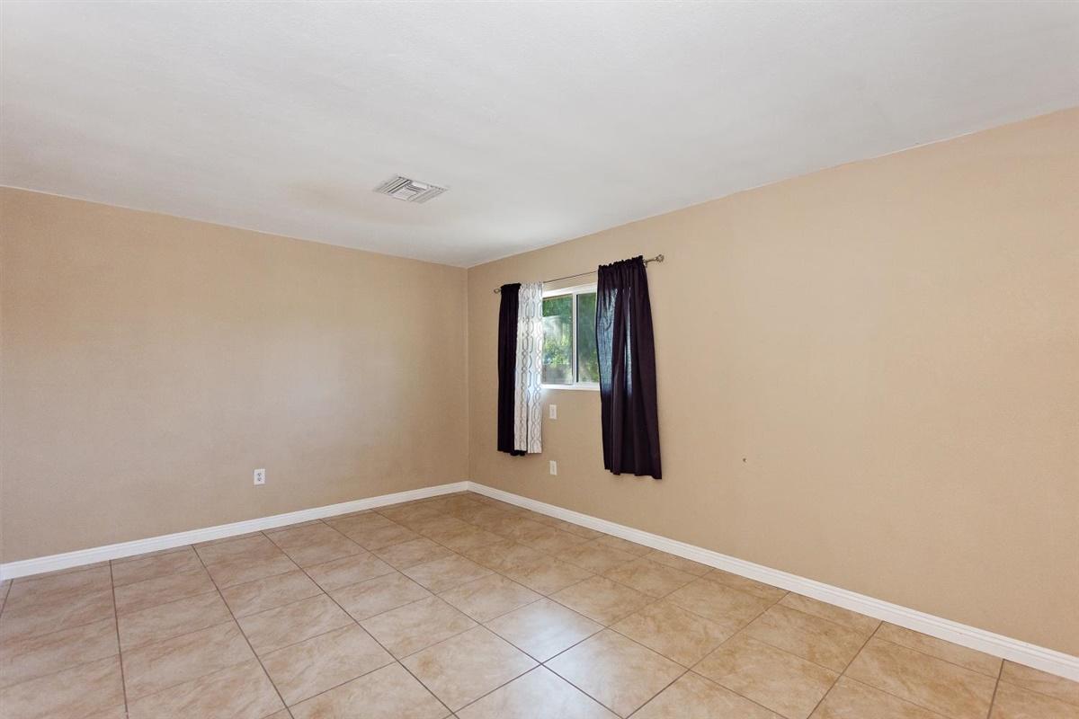 1125 East Racquet Club Road Palm Springs, CA 92262 - Photo 17 of 29 14-Master Bedroom