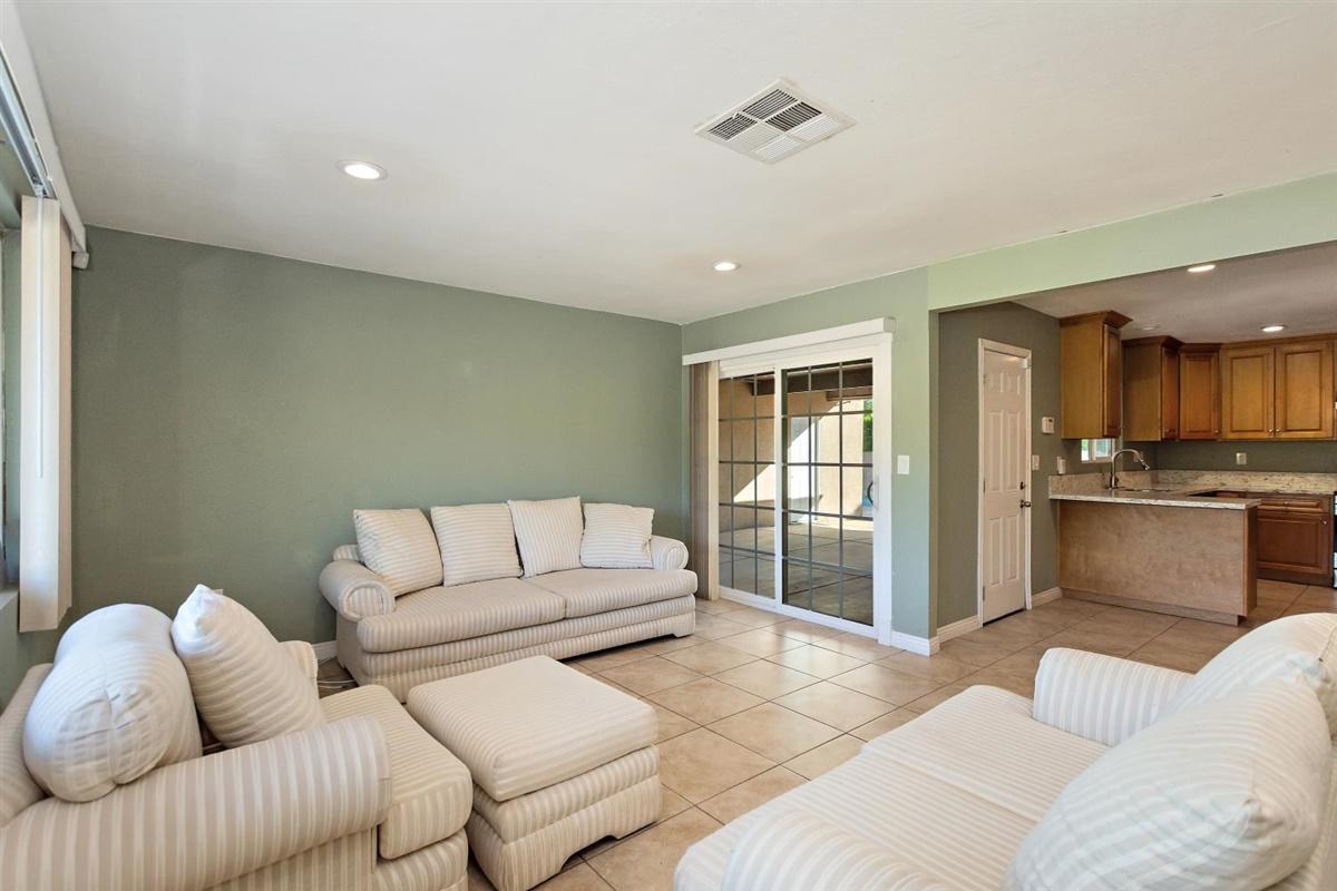 1125 East Racquet Club Road Palm Springs, CA 92262 - Photo 6 of 29 02-Living Room