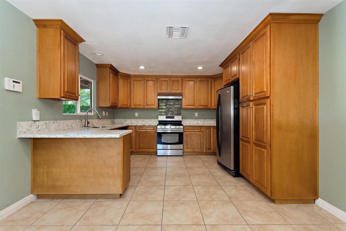 1125 East Racquet Club Road Palm Springs, CA 92262 - Photo 10 of 29 06-Kitchen