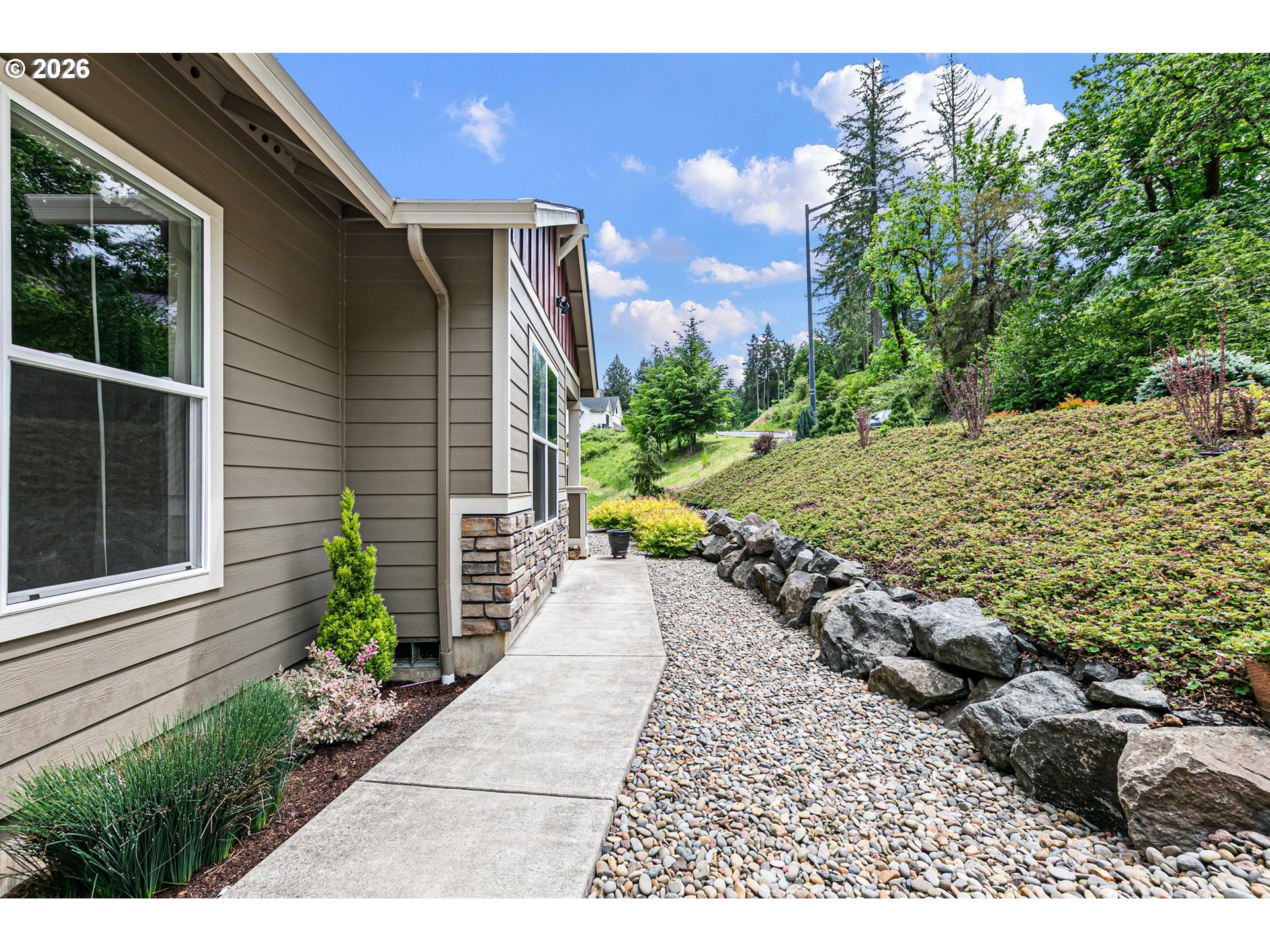962 South 66th Place Springfield, OR 97478 - Photo 2 of 44 a view of a backyard with pathway