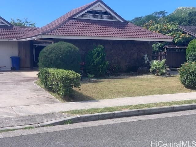 a view of a house with a yard
