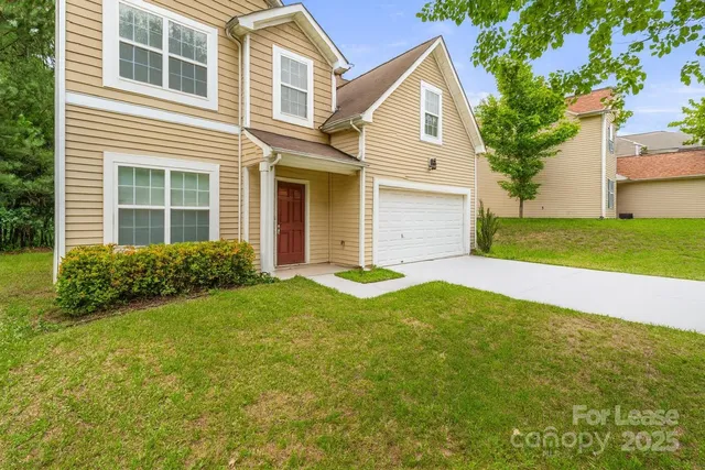 a view of a house with backyard and garden