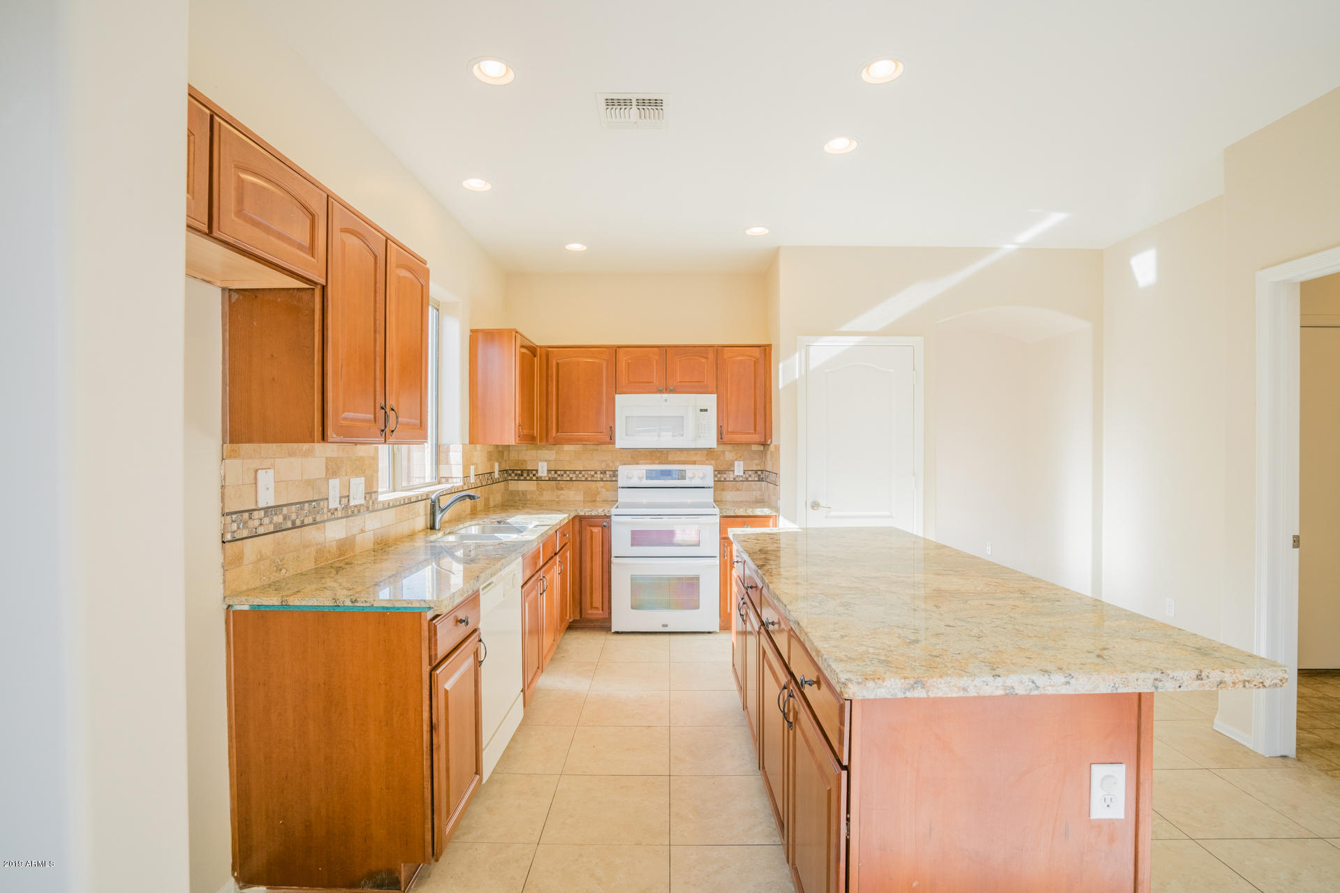 15441 West Shangri La Road Surprise, AZ 85379 - Photo 6 of 24 photo_06