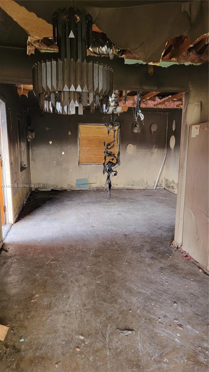 917 West 2nd Street Riviera Beach, FL 33404 - Photo 4 of 8 an empty room with windows