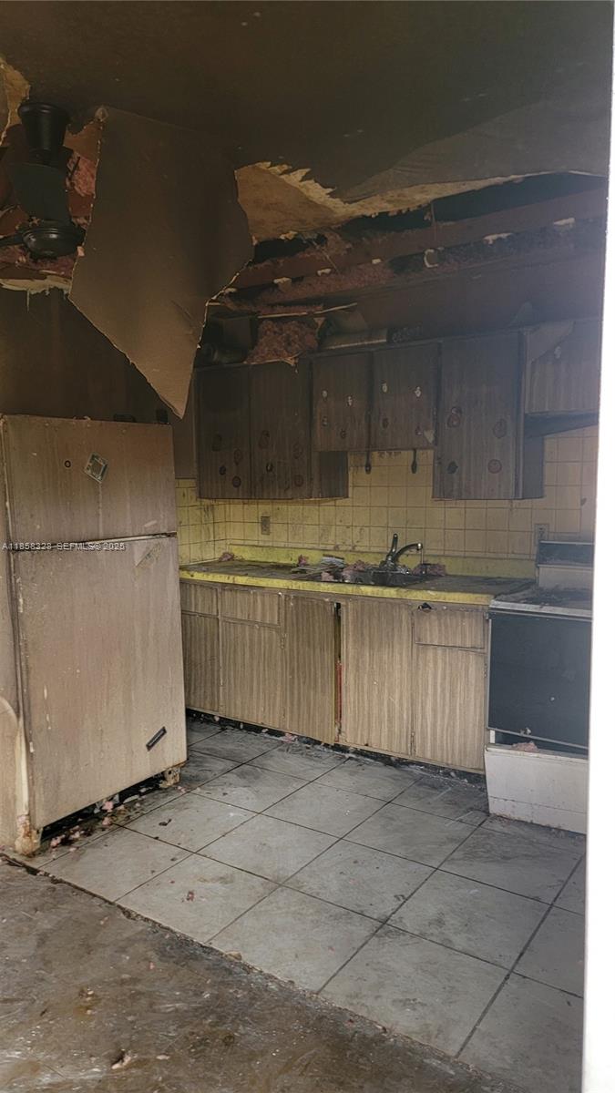 917 West 2nd Street Riviera Beach, FL 33404 - Photo 5 of 8 a view of a garage