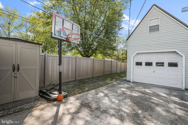 a view of a house with backyard and a tree