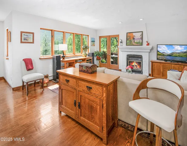 a view of livingroom with furniture