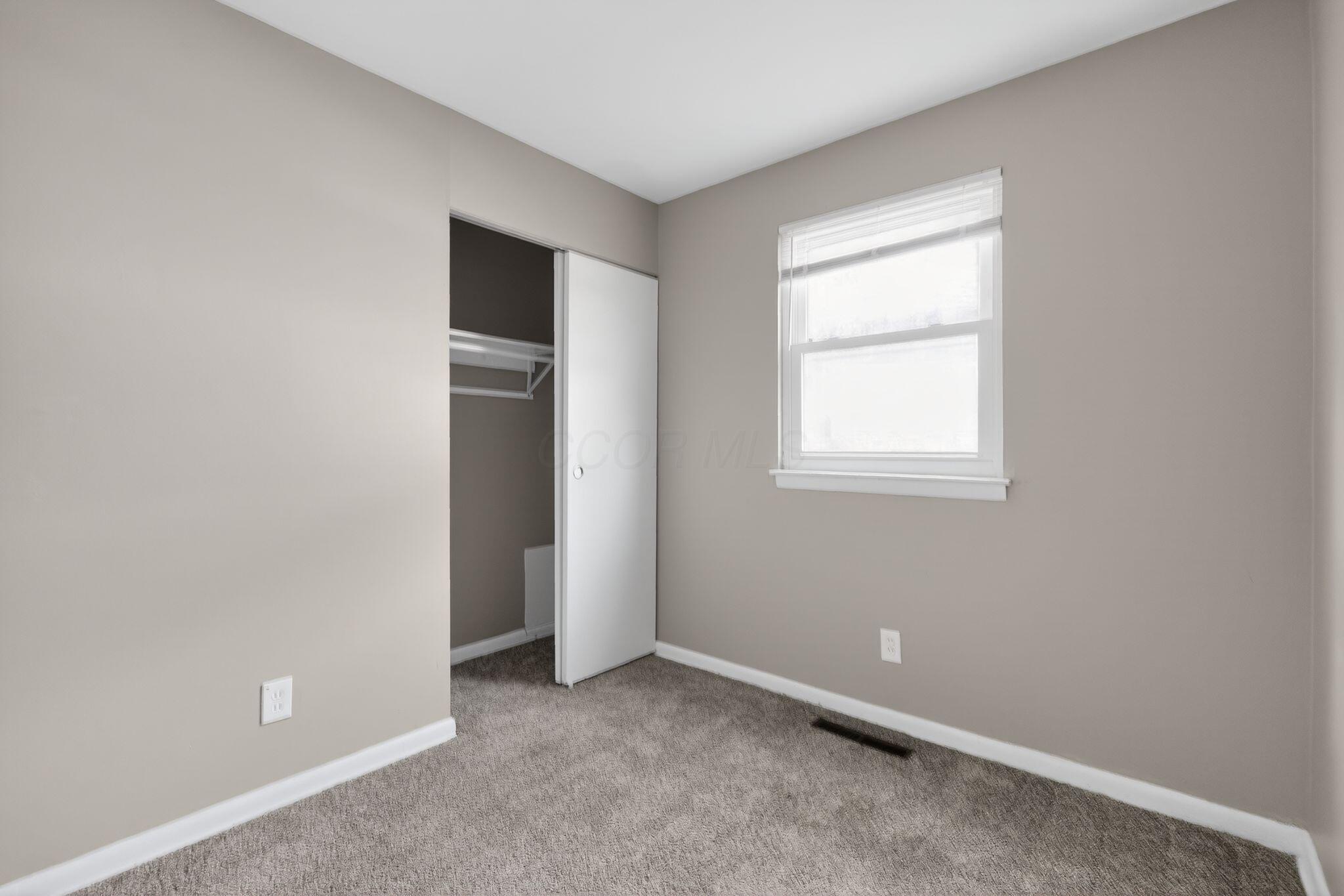 212 East Alcott Road Columbus, OH 43207 - Photo 17 of 31 22_212_E_Alcott_Rd_Columbus_OH_43207-Bed