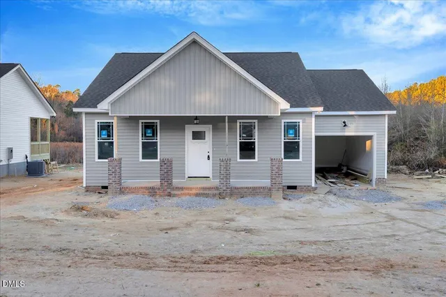 a view of a house with backyard