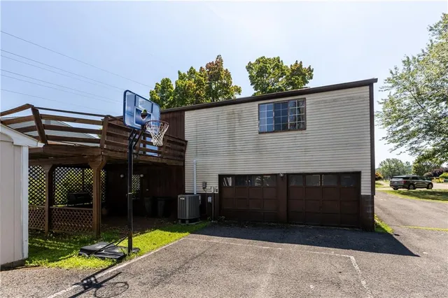 a view of a backyard