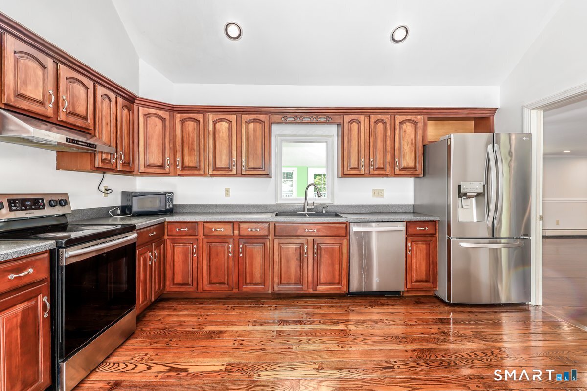 207 Stadley Rough Road Danbury, CT 06811 - Photo 13 of 37