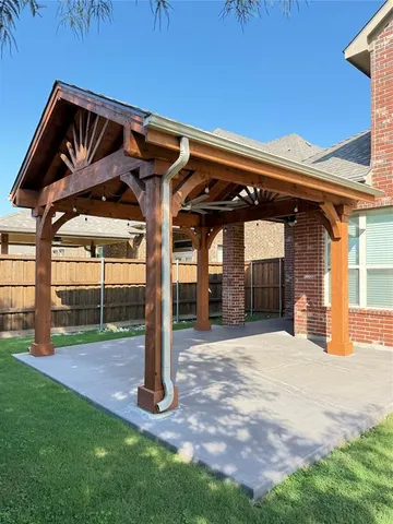 a view of a house with backyard and porch