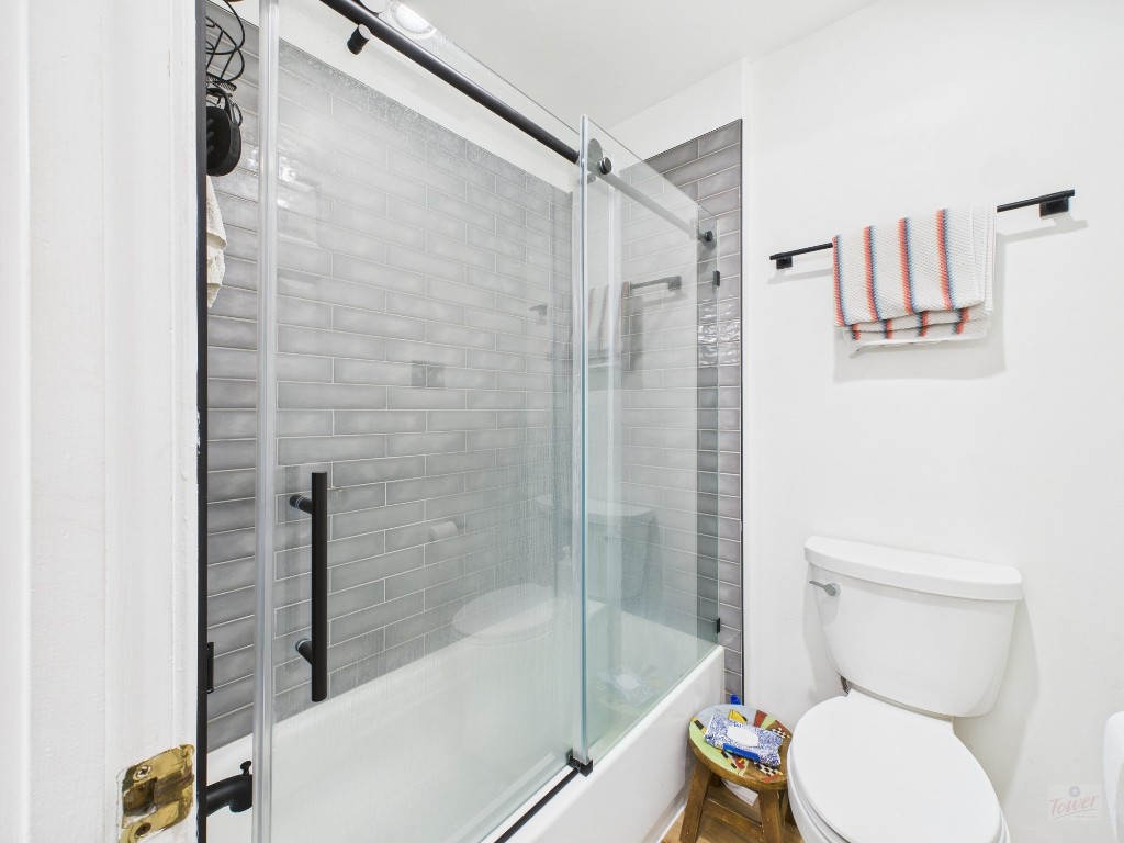 2529 Rio Grande Street, Unit 24 Austin, TX 78705 - Photo 14 of 15 a bathroom with a toilet and a bathtub