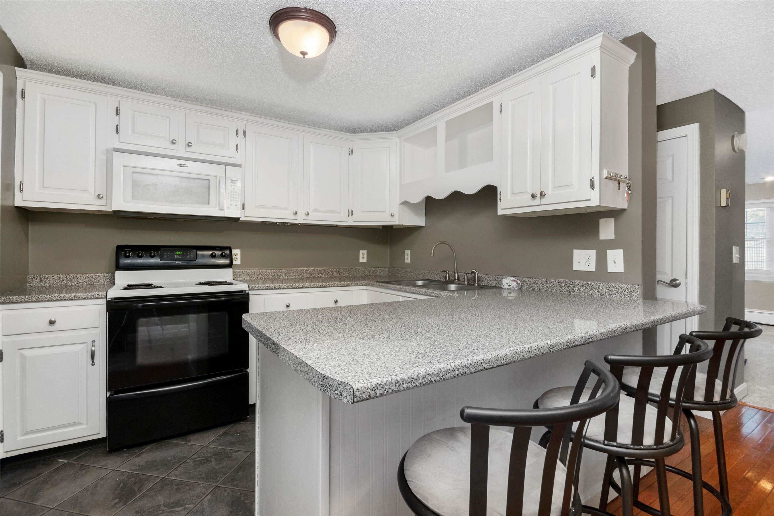 7 Daniel Plummer Road, Unit D Goffstown, NH 03045 - Photo 5 of 27