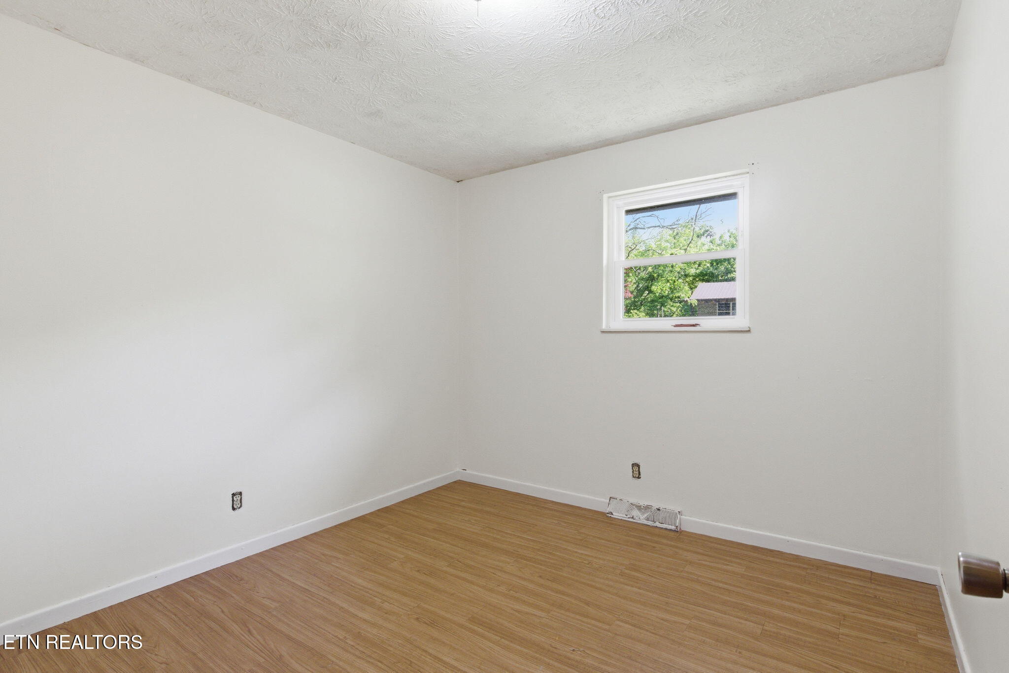 209 White Oak Lane Heiskell, TN 37754 - Photo 17 of 40 17-web-or-mls-IMG_9577