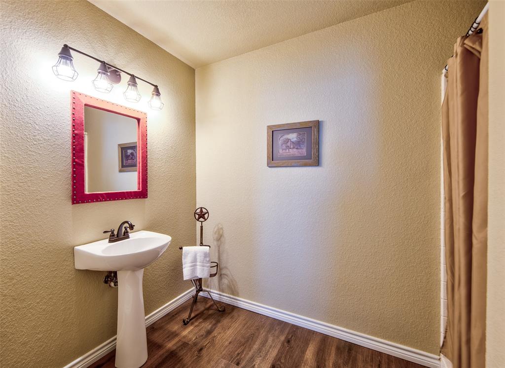 724 Zion Rhome, TX 76078 - Photo 31 of 40 Upstairs full bathroom