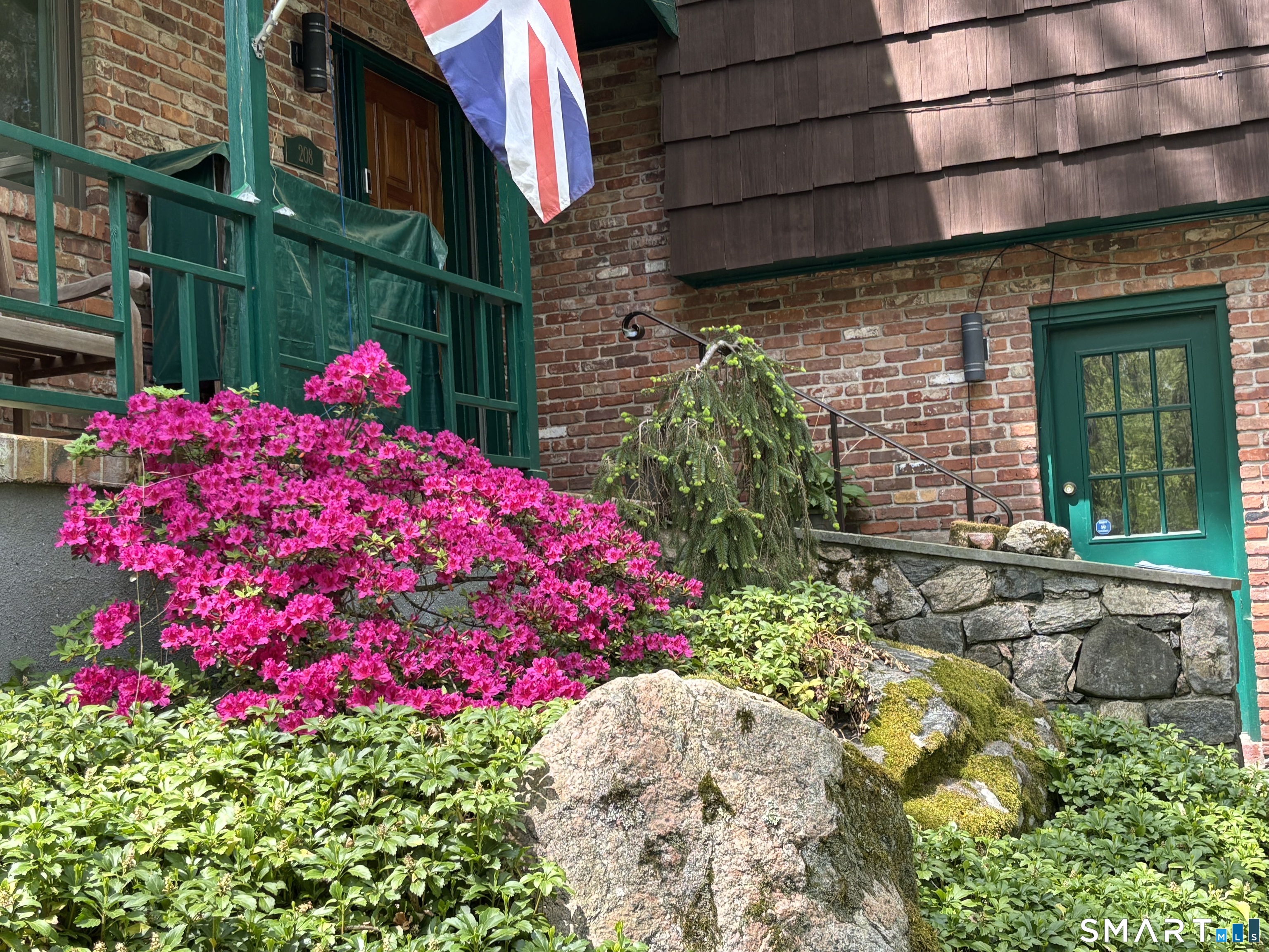 208 Cascade Road Stamford, CT 06903 - Photo 2 of 31