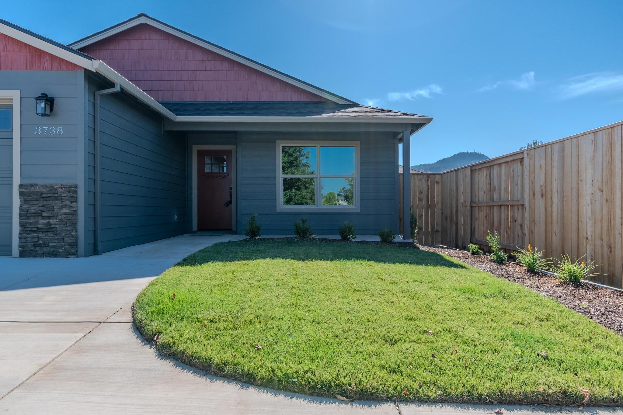3738 Springbrook Road Medford, OR 97504 - Photo 4 of 29 01-4