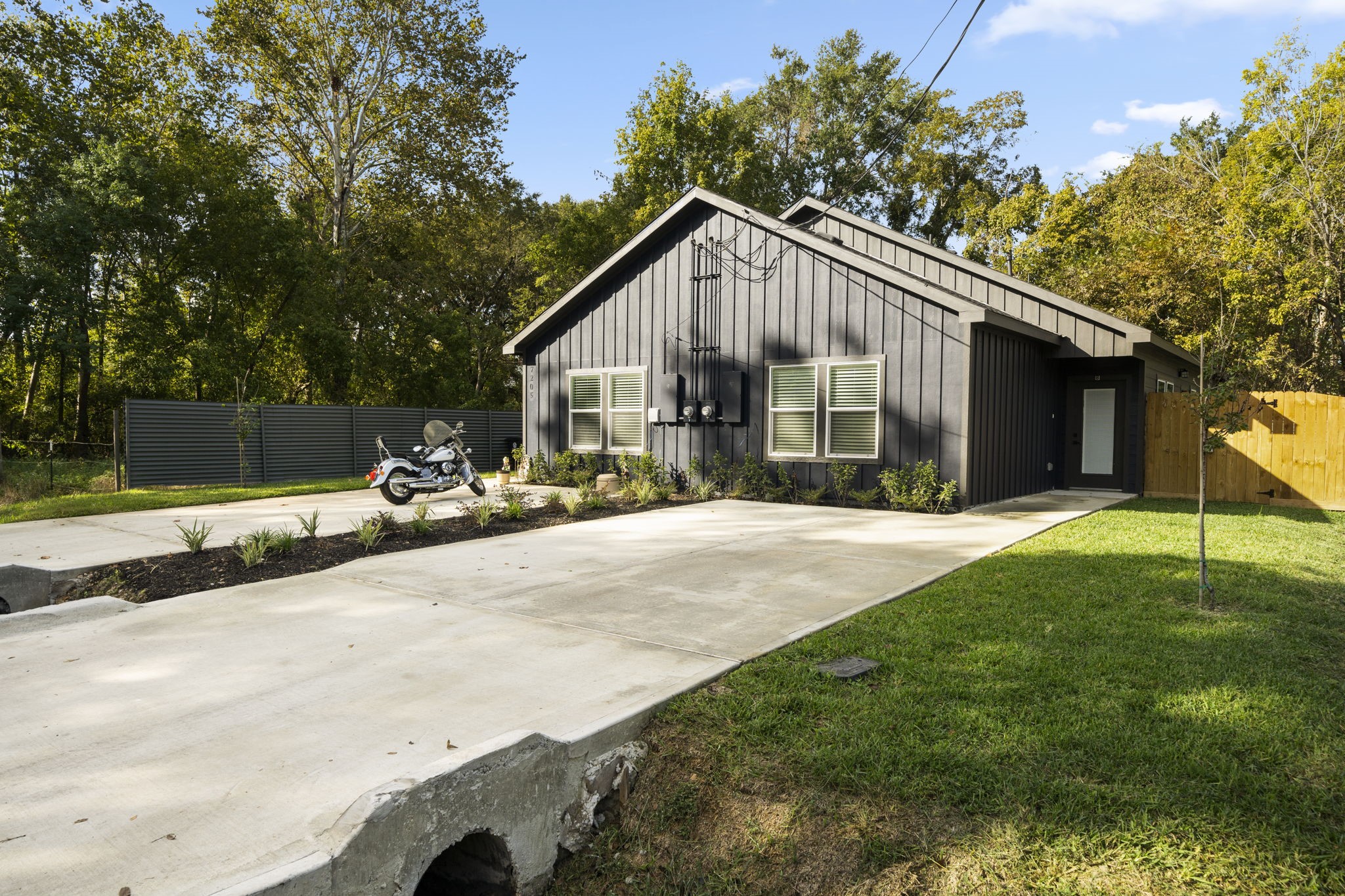 7205 Tippett Street, Unit B Houston, TX 77088 - Photo 2 of 15 a front view of house with yard and green space