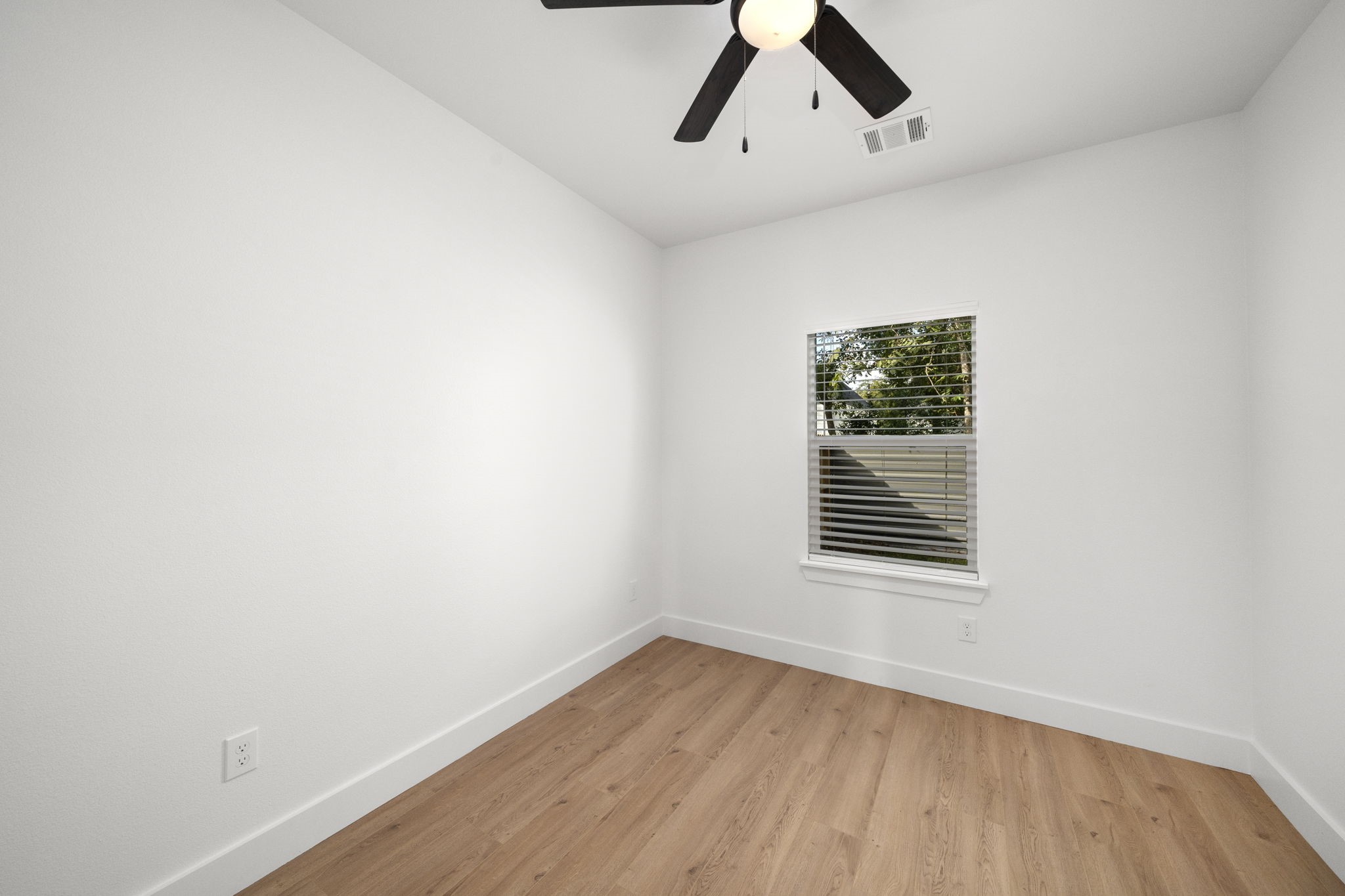 7205 Tippett Street, Unit B Houston, TX 77088 - Photo 7 of 15 an empty room with a window