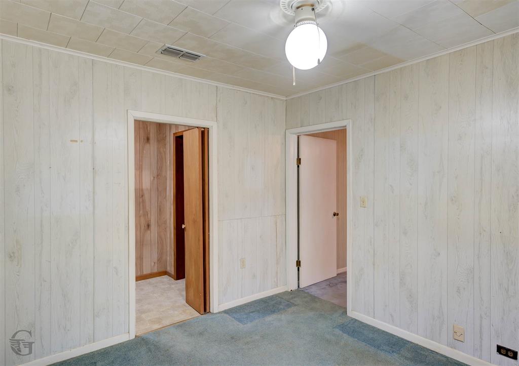 314 Dilly Road Mooringsport, LA 71060 - Photo 21 of 37 a view of a hallway with closet area