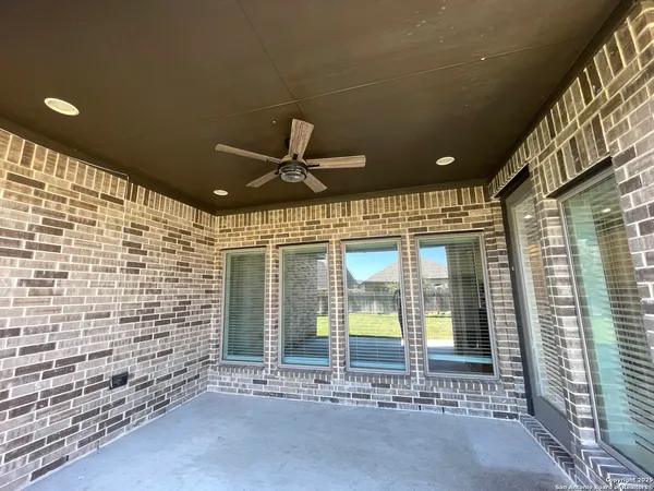 a view of empty room with window