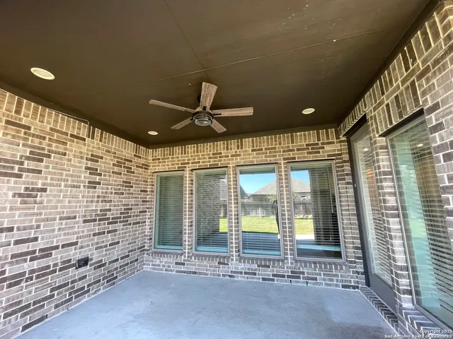 a view of empty room with window