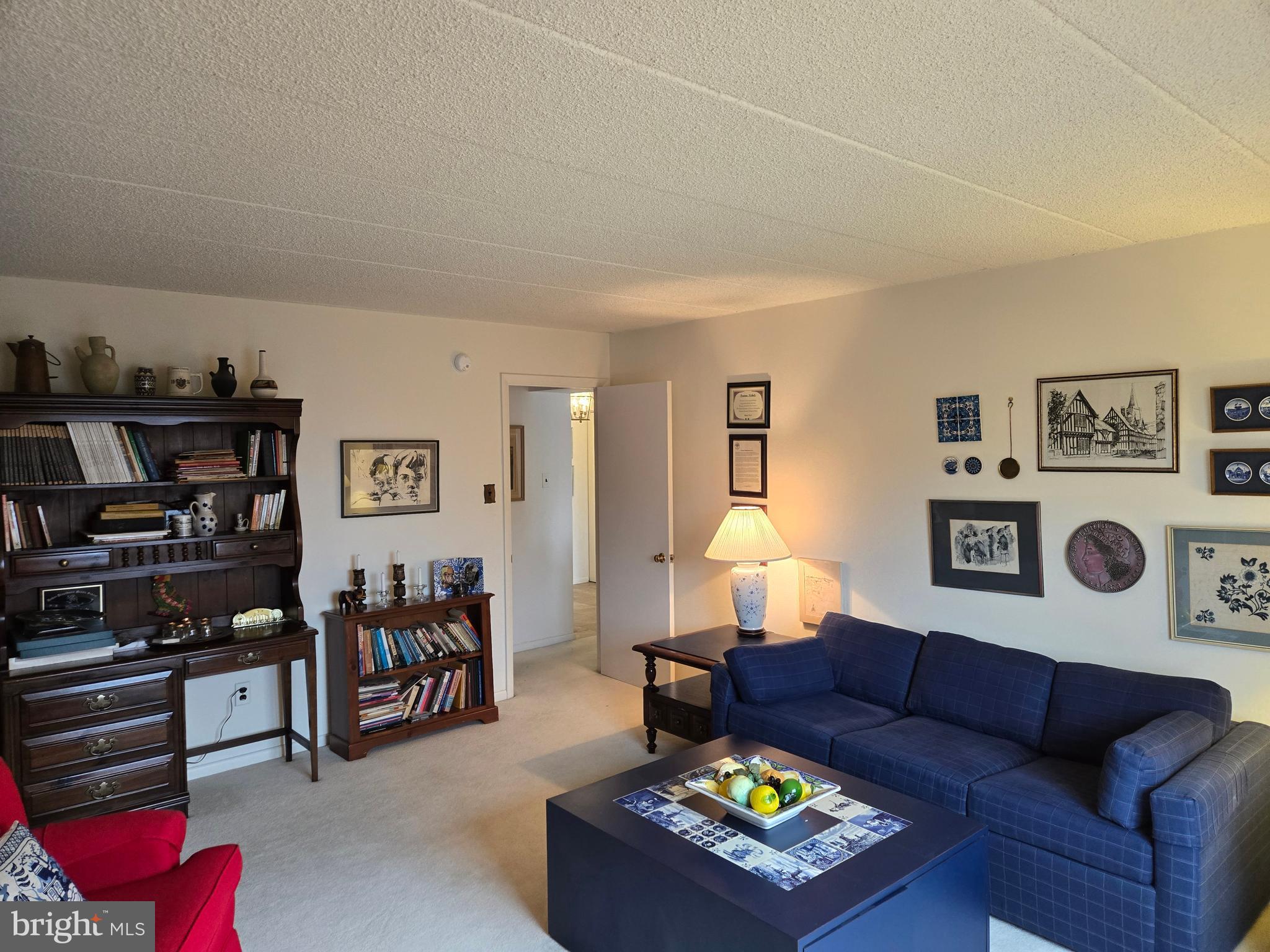 1000 Putnam Boulevard, Unit 603 Wallingford, PA 19086 - Photo 31 of 44 a living room with furniture and a window
