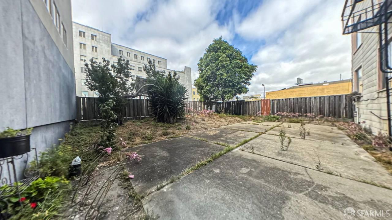 480-484 6th Street San Francisco, CA 94103 - Photo 48 of 52 a view of backyard with a patio and plants