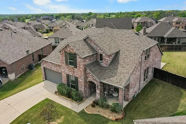 a view of a yard in front of house