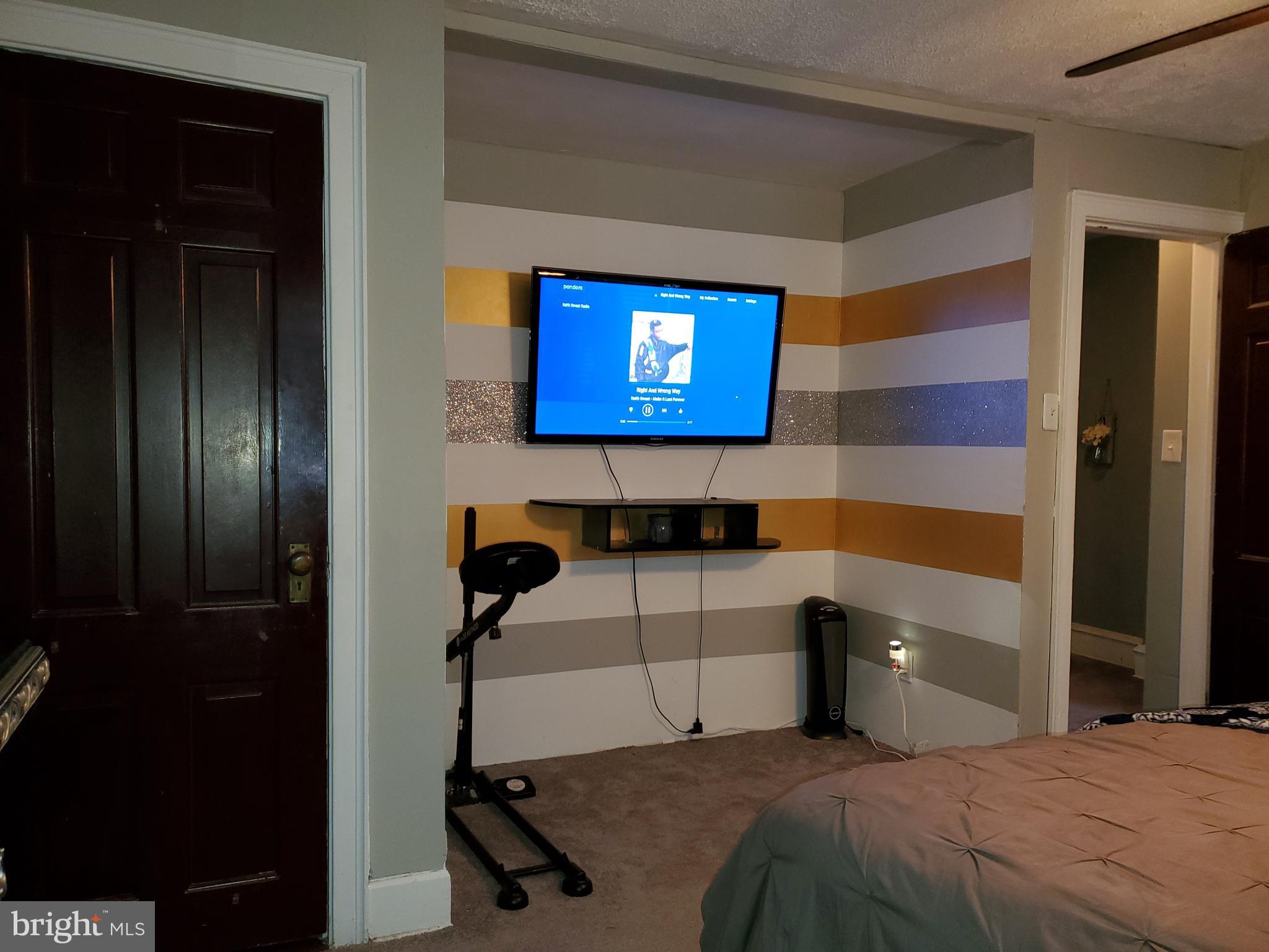 3083 South Congress Road Camden, NJ 08104 - Photo 18 of 22 Main bedroom custom paint and a cute nook!
