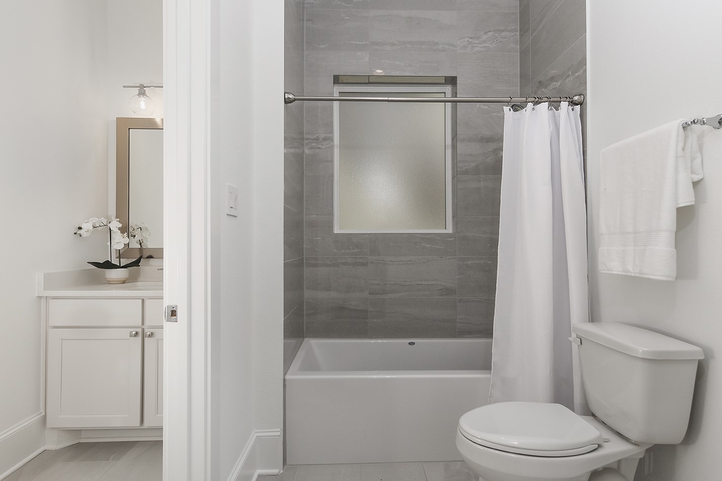 630 Lonestar Road Huntsville, TX 77340 - Photo 40 of 48 a bathroom with a shower a toilet and a tub