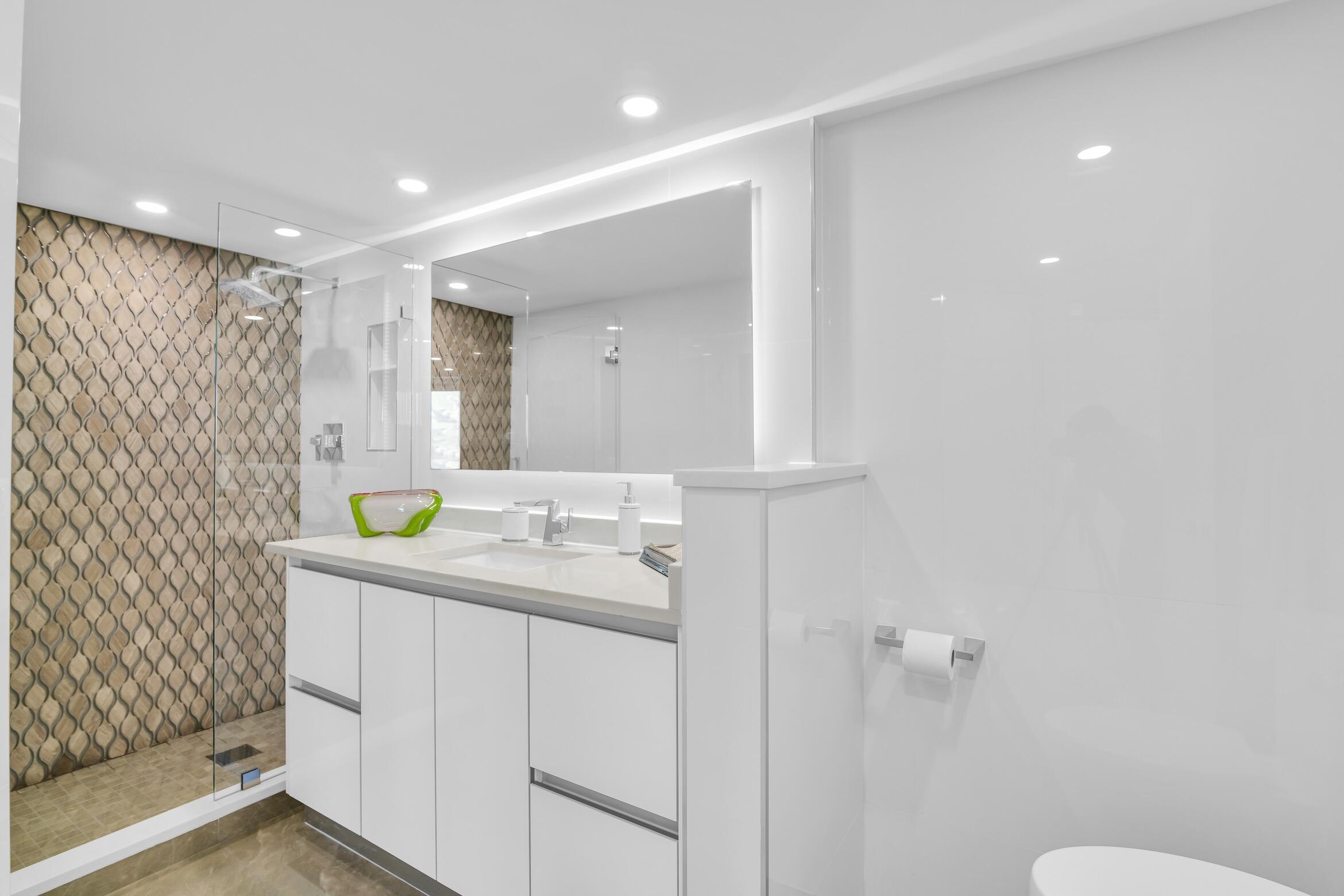 500 South Ocean Boulevard, Unit PH8PH9 Boca Raton, FL 33432 - Photo 48 of 70 PH9 GUEST BATHROOM