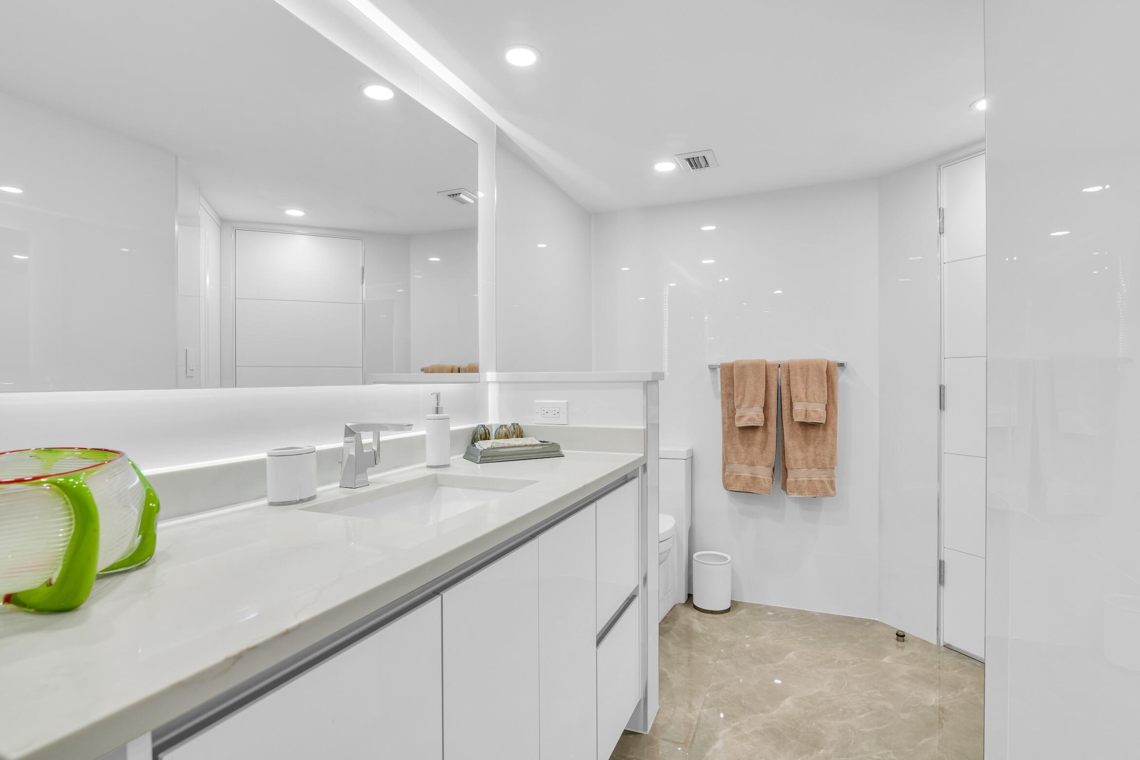 500 South Ocean Boulevard, Unit PH8PH9 Boca Raton, FL 33432 - Photo 50 of 70 PH9 GUEST BATHROOM