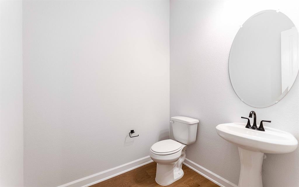 1924 Casting Ridge Mesquite, TX 75181 - Photo 28 of 30 a bathroom with a toilet a sink and mirror