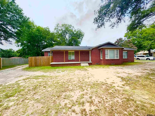 $2,000 | 705 North Edwards Avenue, Mount Pleasant, TX 75455