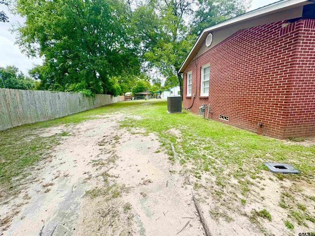 $2,000 | 705 North Edwards Avenue, Mount Pleasant, TX 75455