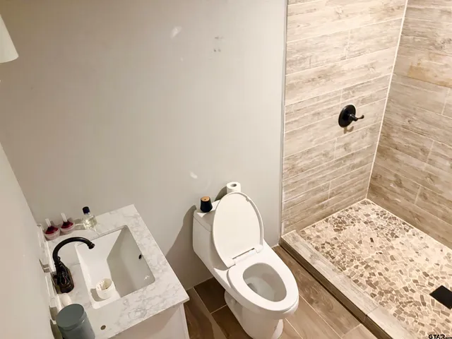 $2,000 | 705 North Edwards Avenue, Mount Pleasant, TX 75455