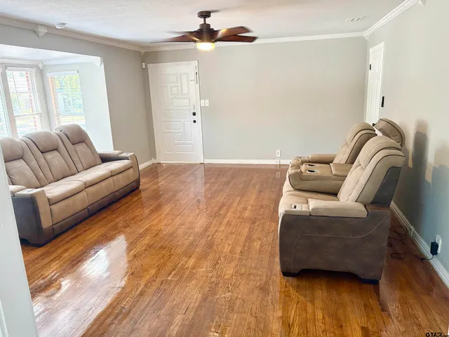 $2,000 | 705 North Edwards Avenue, Mount Pleasant, TX 75455