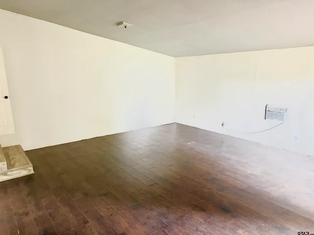 $2,000 | 705 North Edwards Avenue, Mount Pleasant, TX 75455