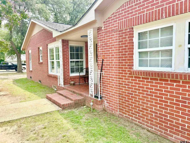 $2,000 | 705 North Edwards Avenue, Mount Pleasant, TX 75455