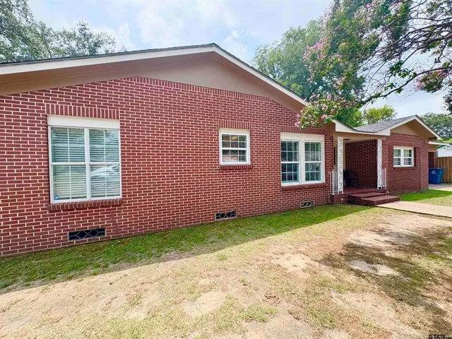 $2,000 | 705 North Edwards Avenue, Mount Pleasant, TX 75455