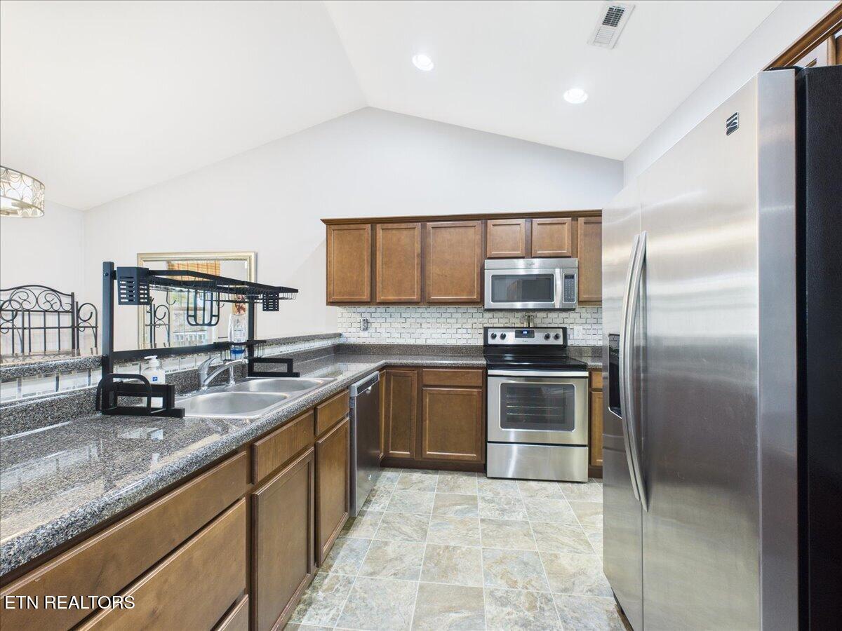 156 Stonefield Drive Harrogate, TN 37752 - Photo 9 of 18 04-CAM06131G6-PR0010-STILL009