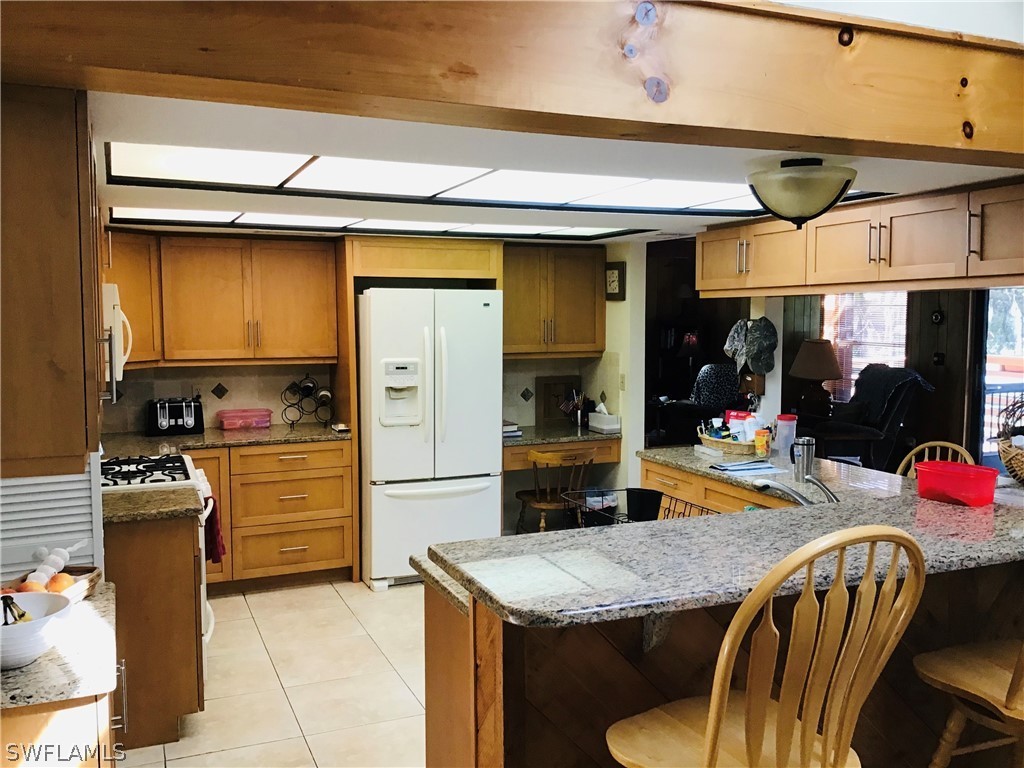 15291 Broken J Ranch Road Fort Myers, FL 33905 - Photo 5 of 33 a kitchen with a table and chairs in it