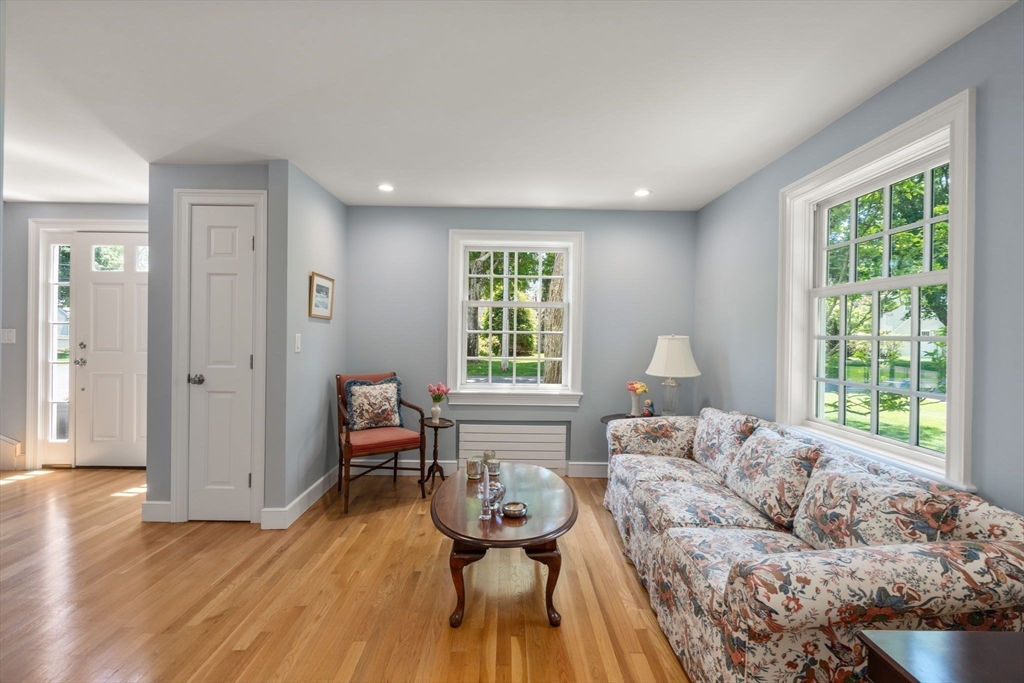 10 Auburn Road Wellesley, MA 02481 - Photo 4 of 34