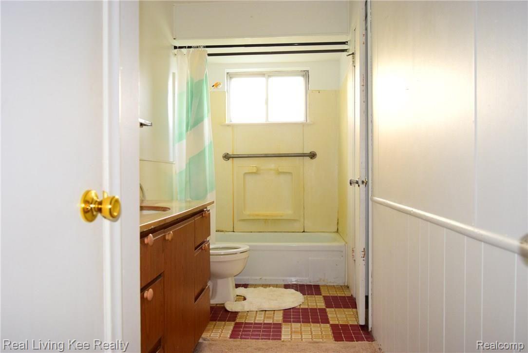19300 Hickory Ridge Road Fenton, MI 48430 - Photo 17 of 25 Large, full bath w/ entry to master